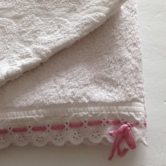 Vintage Caldwell 1 White w Pink Ribbon & Lace Bath Towel +1 Hand Towel Bathroom - Picture 2 of 5